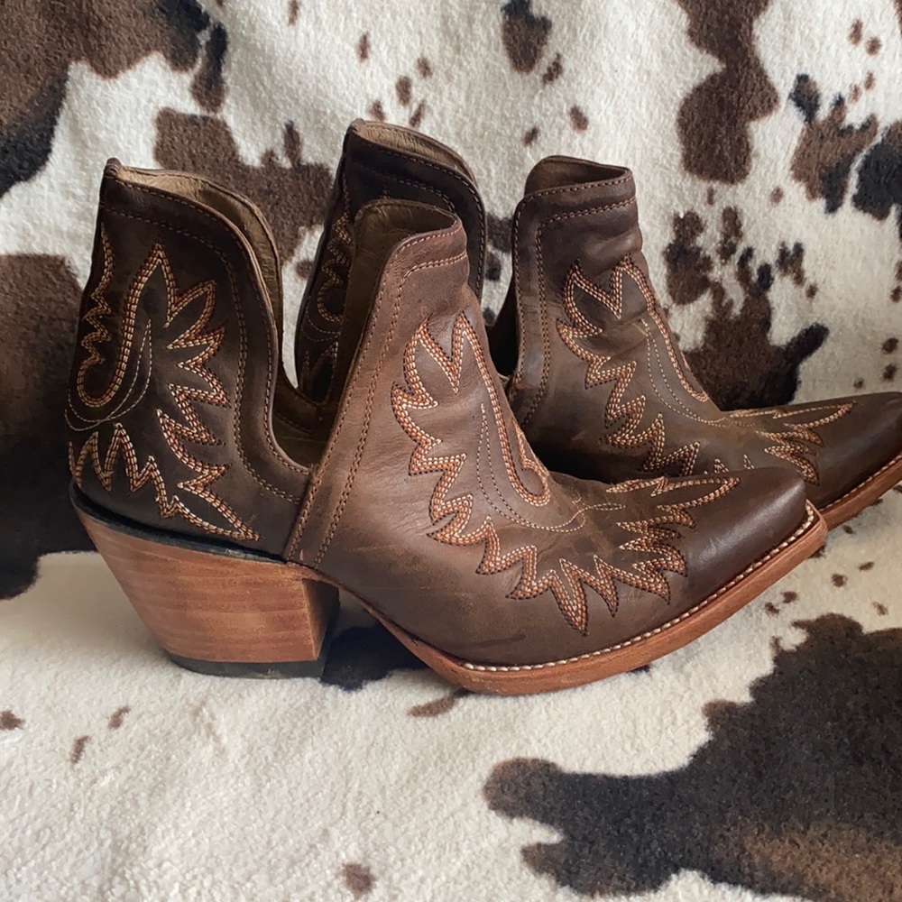 Women Ariat distressed Dixon bootys